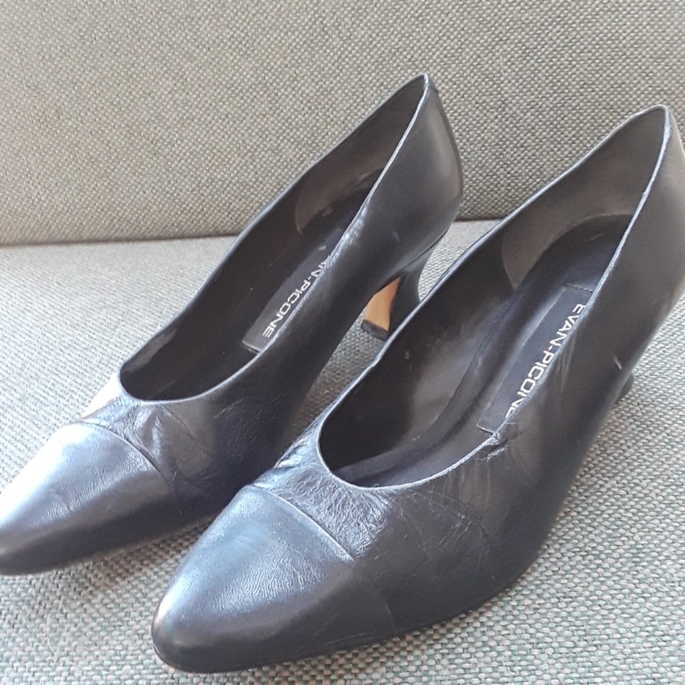 Evan picone black leather pumps